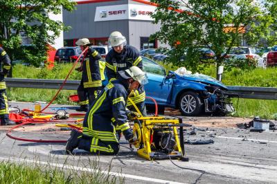 B39 / Obersulm: Heftiger Crash! Frontalzusammenstoss zwischen LKW und PKW - Schwerverletzte Fahrerin muss von der Feuerwehr aus Ihrem Wagen geschnitten werden